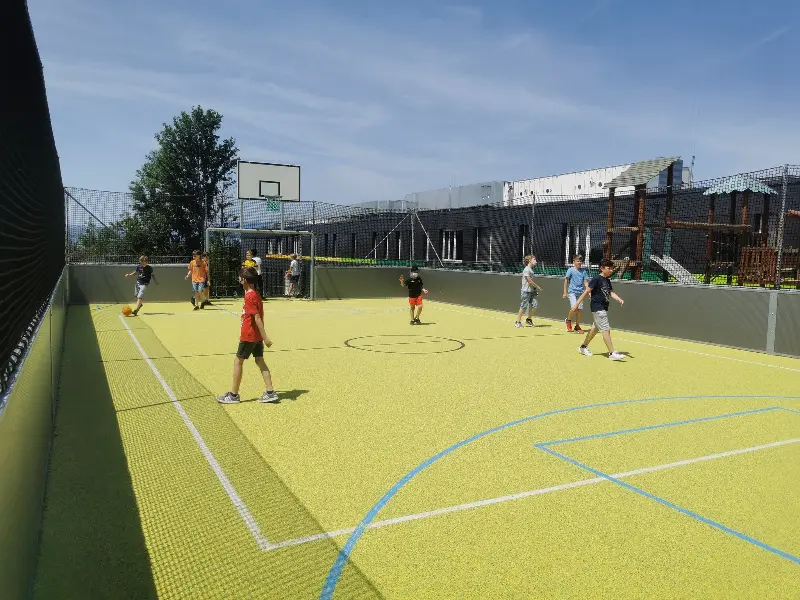 Kinder auf dem Multisport-Spielfeld der Fritz-Gansberg-Schule in Wiesbaden