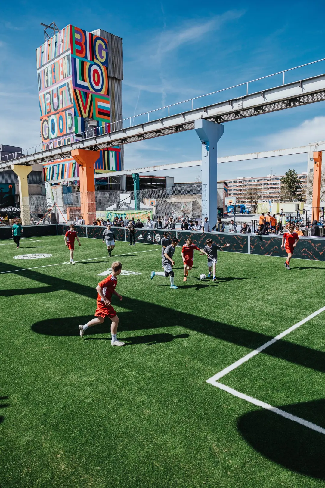 Children and teenagers playing on the #SUGARPITCH in Munich