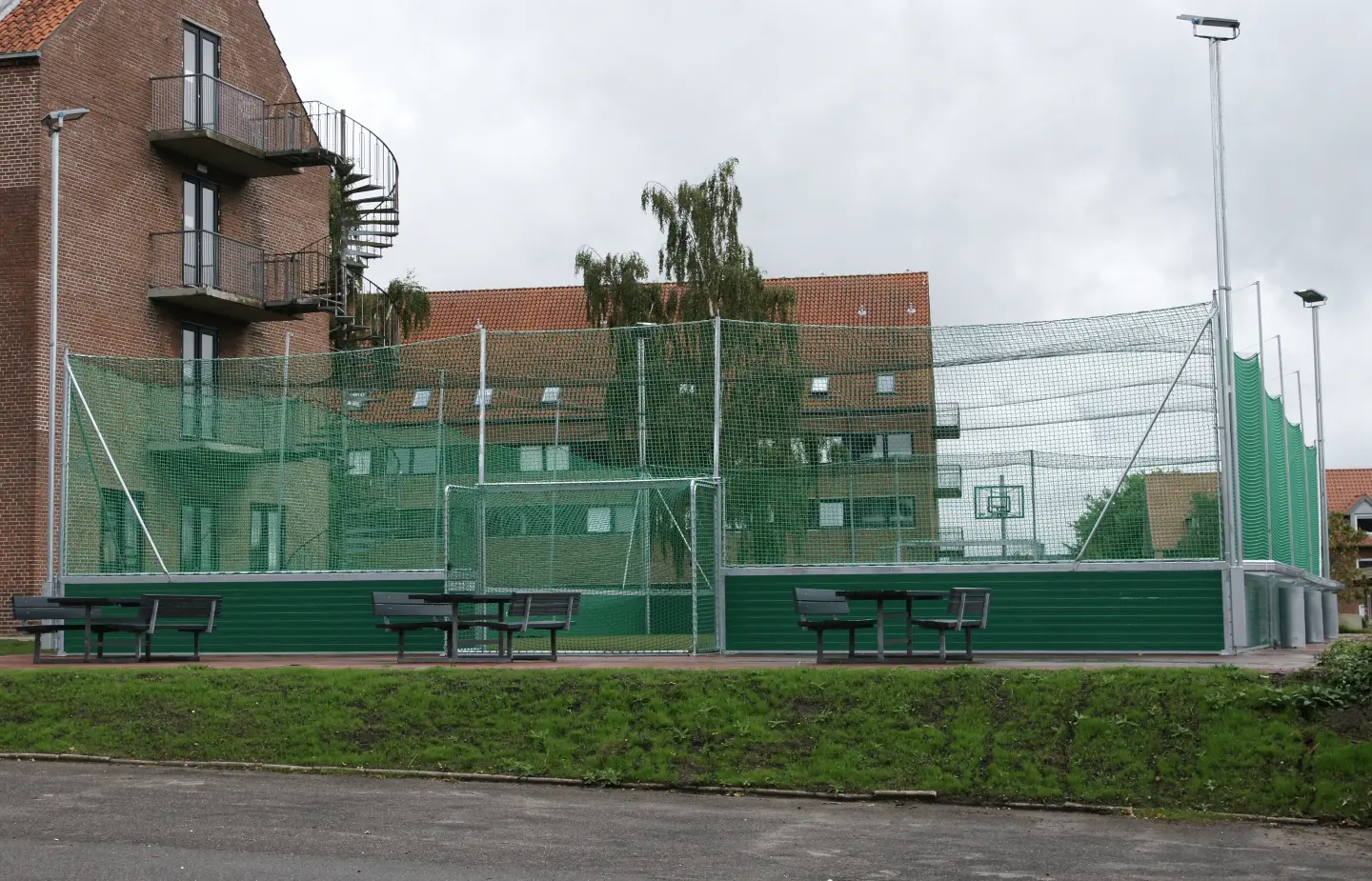Kollegabold in Sønderborg: Spielfeld am Wohnheim von EUC Syd