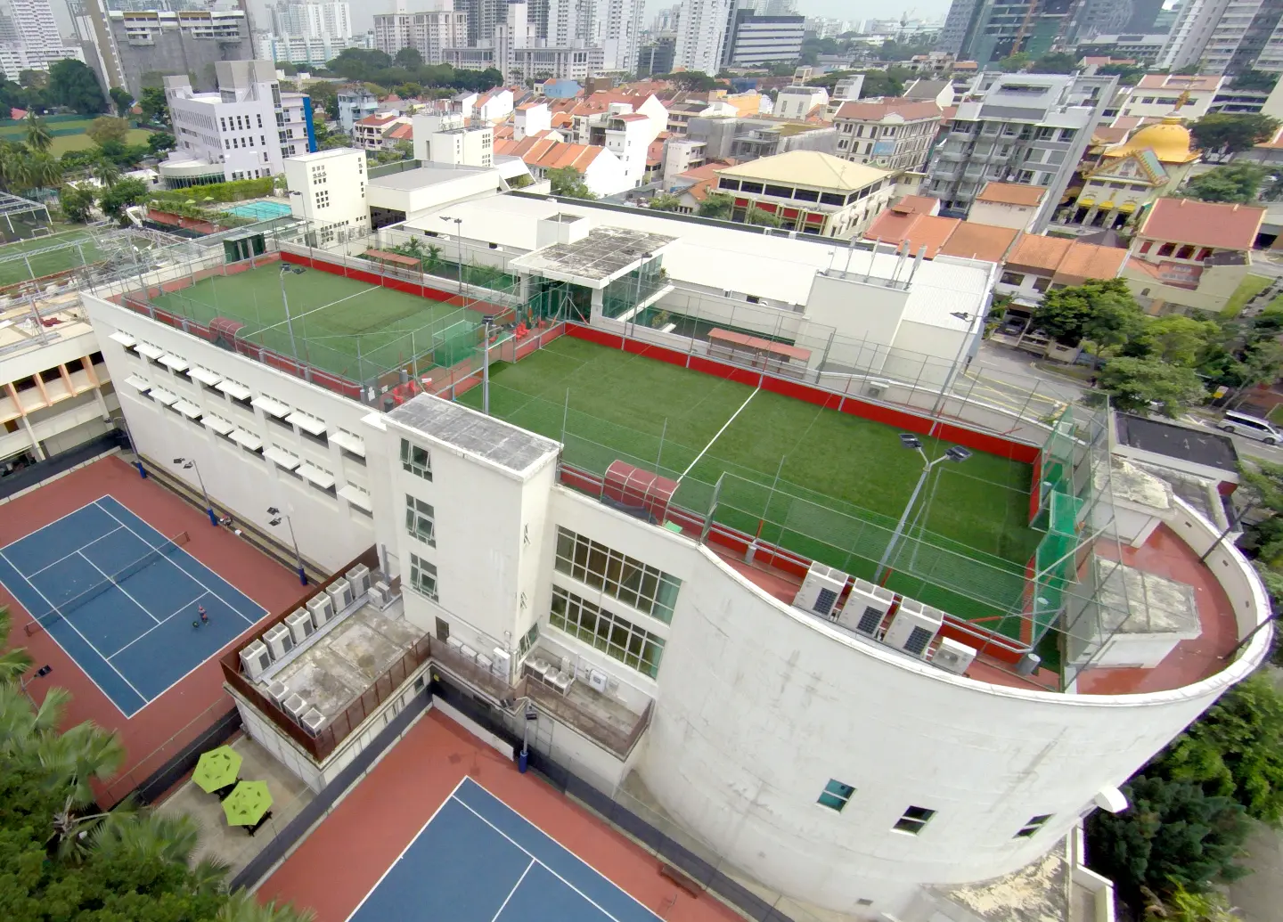 Rooftop-Minispielfelder im Civil Service Club in Singapur