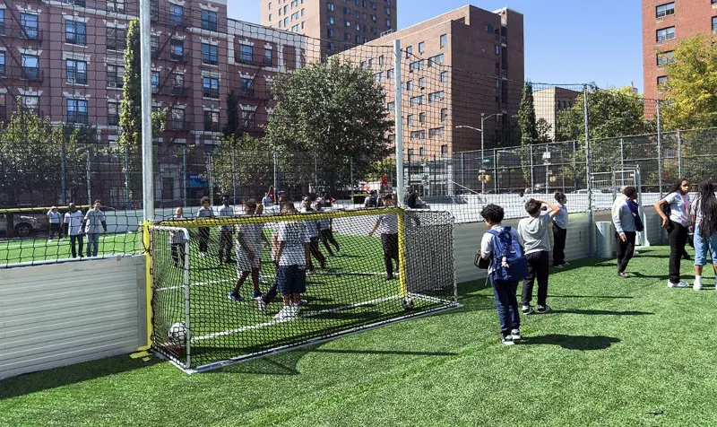 Minispielfelder an der PS/MS 007 Samuel Stern School in Harlem