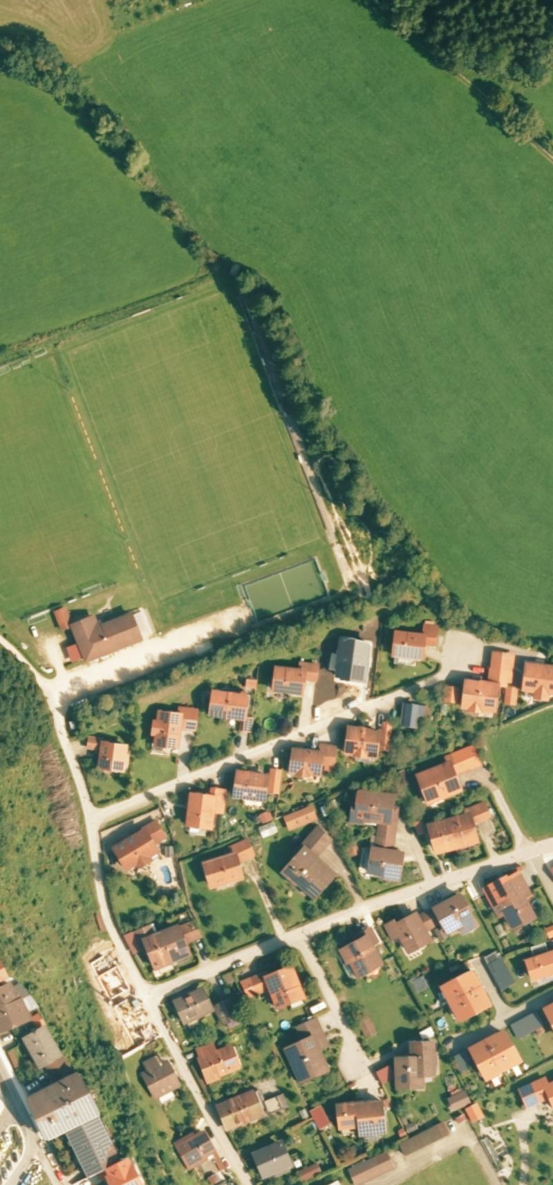 Luftbild: Fußball-Arena mit Flutlicht für den SC Anger