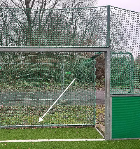 Netzhaltestange Hintertorschweller (unten), 3.000 mm, inkl. Stopfen und M6 Senkkopfschrauben