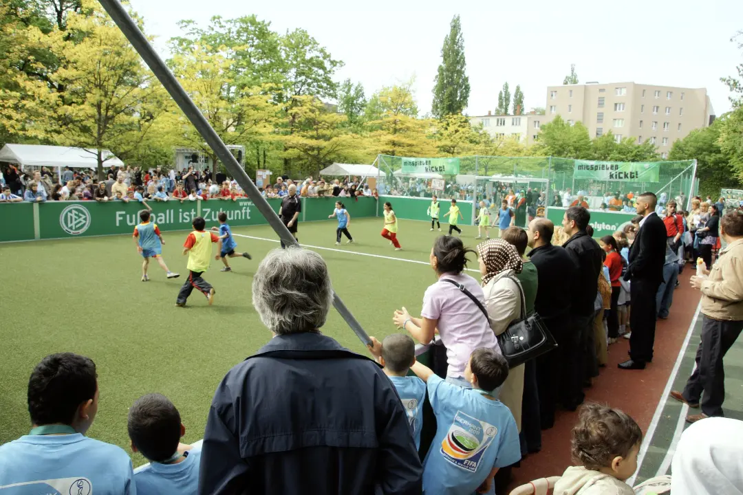 Zuschauer am Spielfeldrand eines DFB-Minispielfelds